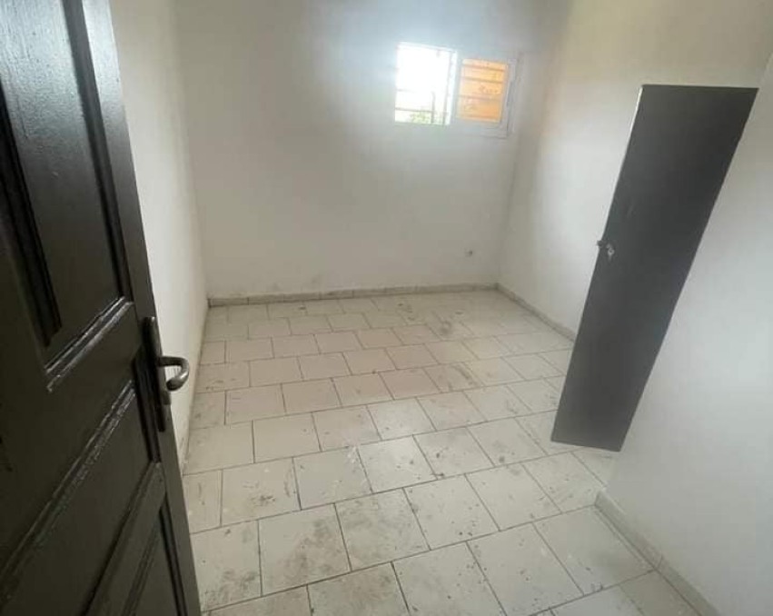 1 CHAMBRE SALON A LOUER ABIDJAN  PALMERAIE