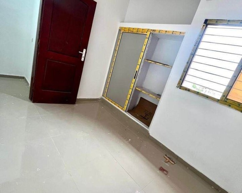 1 CHAMBRE SALON A LOUER ABIDJAN FAYA DANS LA ZONE DE WINNER CHAPELLE APRES LE GRANDS TERRAIN