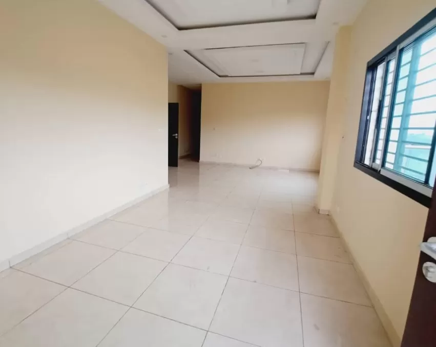 2 CHAMBRES SALON A LOUER ABIDJAN COCODY FEH KESSÉ Route oribat 2 non du siège de cosim