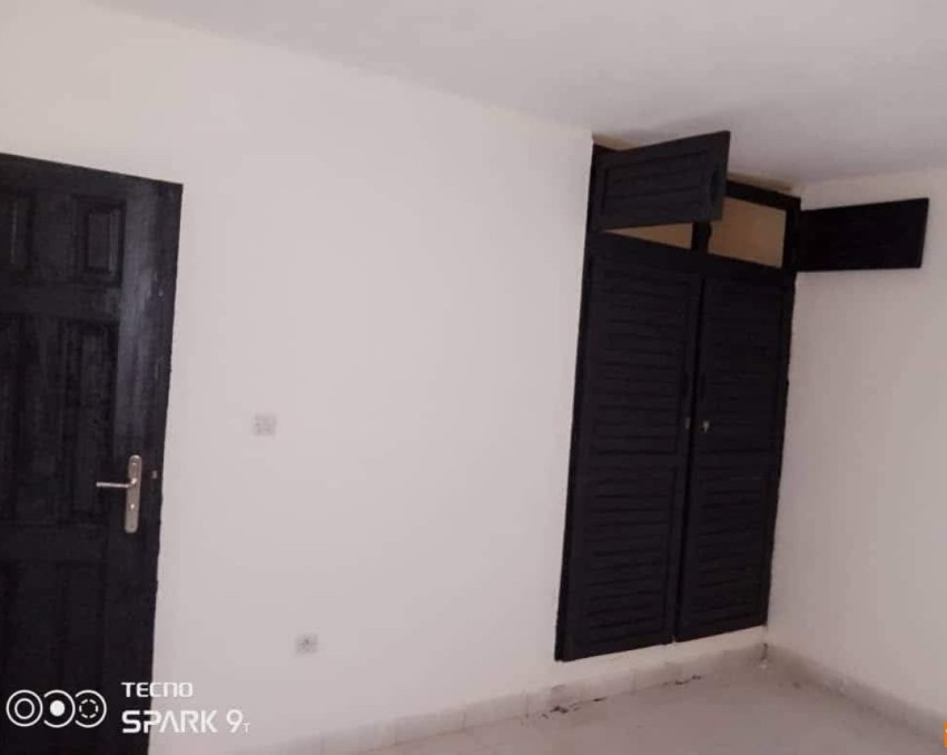 1 CHAMBRE SALON A LOUER ABIDJAN ABOBO   BAOULÉ,  A PROXIMITÉ DU COMMISSARIAT DE POLICE