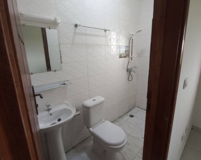2 CHAMBRES SALON A LOUER MODESTE ROUTE DE BASSAM