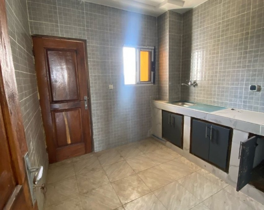 2 CHAMBRES SALON A LOUER ABIDJAN Cocody route abatta avant le supermarché AB center