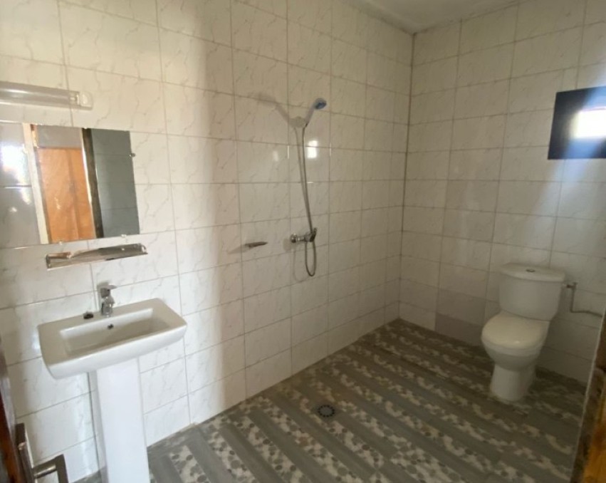 2 CHAMBRES SALON A LOUER ABIDJAN Cocody route abatta avant le supermarché AB center