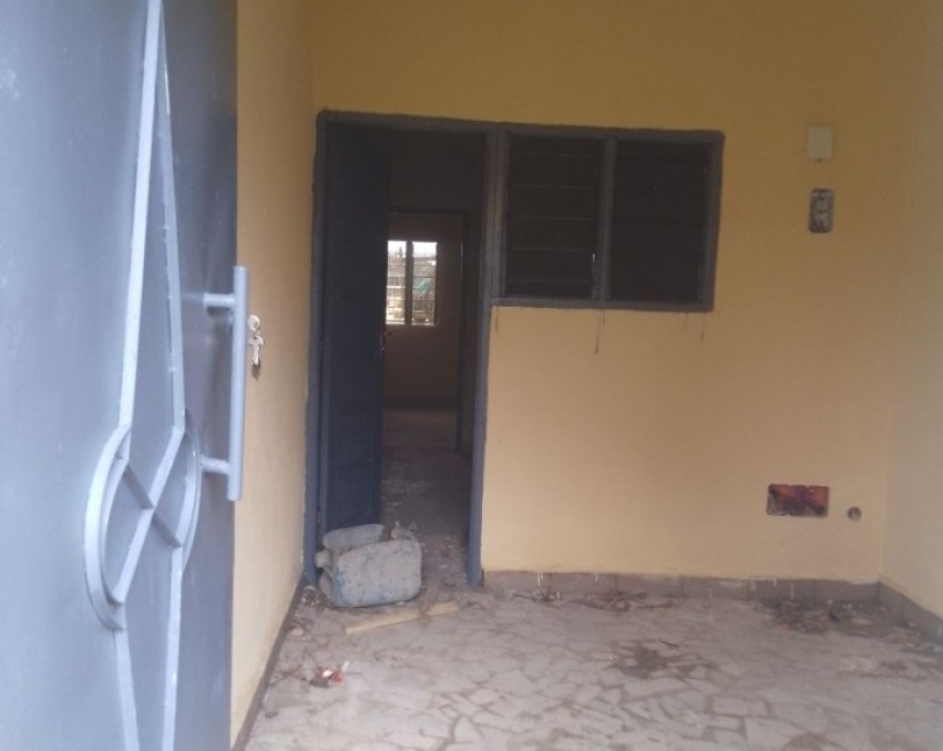 1 CHAMBRE SALON A LOUER ABIDJAN abobo n dotré par le stade olympique sur la voie y 4