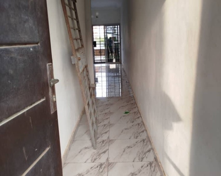 1 CHAMBRE SALON A LOUER ABIDJAN Cocody Angré chu derrière l'église catholique la nativité