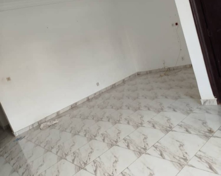 1 CHAMBRE SALON A LOUER ABIDJAN Cocody Angré chu derrière l'église catholique la nativité