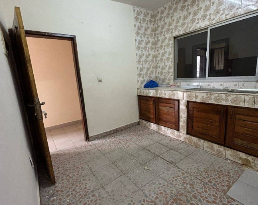 3 CHAMBRES SALON A LOUER ABIDJAN COCODY RIVIÉRA FAYA CENTRE DANS UNE ZONE FACILE D’ACCÈS